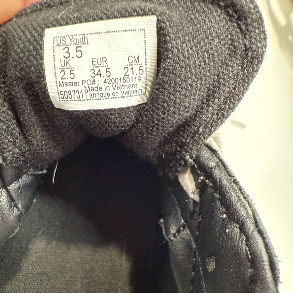 Vans, kids size 3.5, black and white - Picture 4 of 4